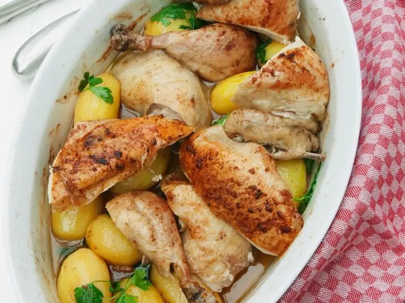Hähnchen aus dem Ofen mit kleinen, neuen Kartoffeln