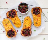 Butternut mit Füllung aus schwarzem Reis und Gojibeeren