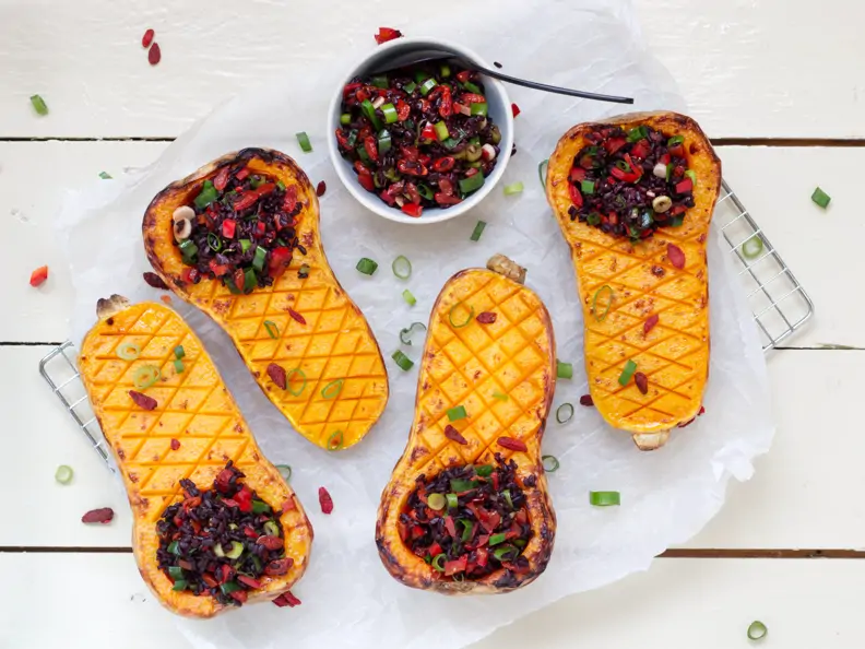Butternut mit Füllung aus schwarzem Reis und Gojibeeren