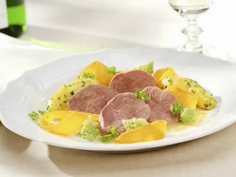 Zunge mit Gemüse und Kartoffeln