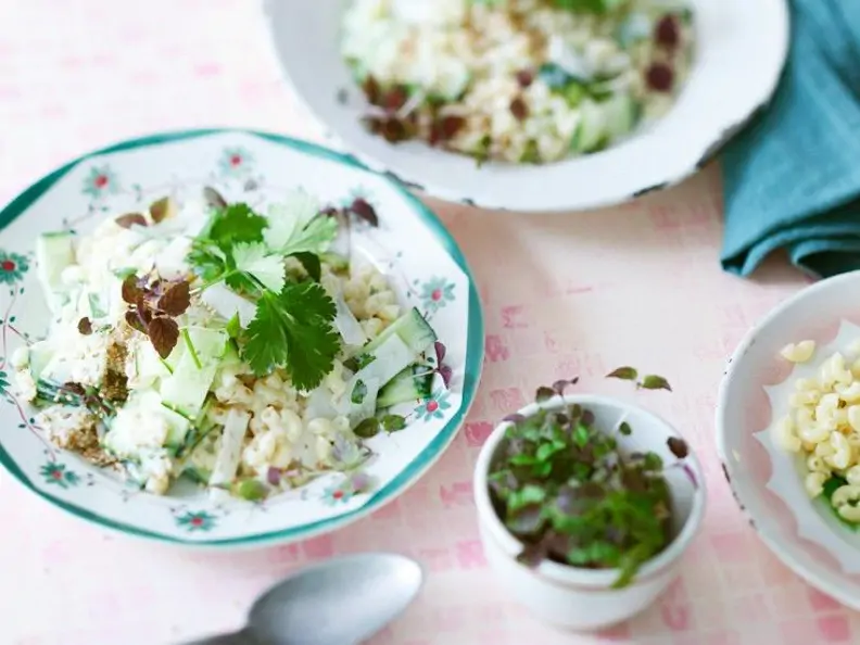 Nudelsalat mit Gurke und Koriandergrün