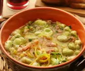 Eintopf mit Saubohnen mit Wurstbrät