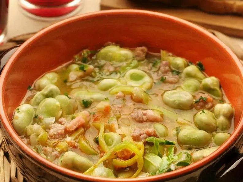 Eintopf mit Saubohnen mit Wurstbrät