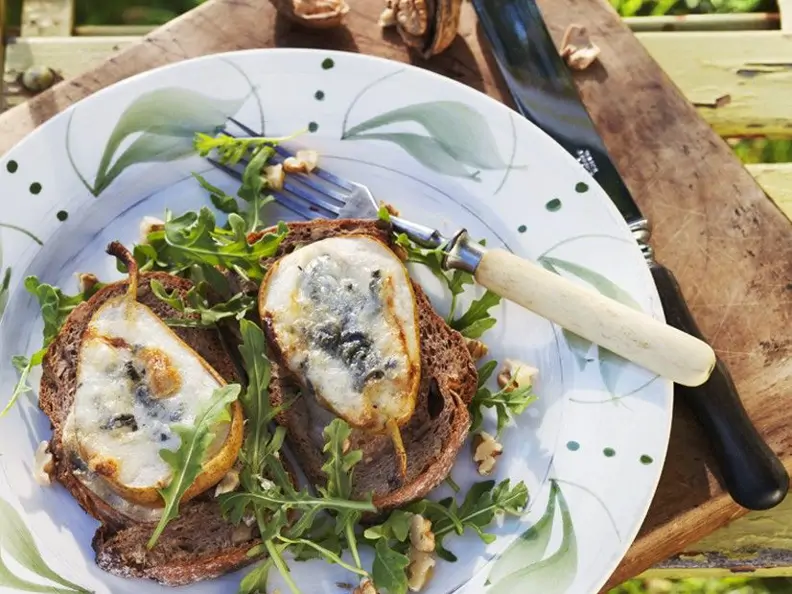 Käse-Birnen-Brot aus dem Ofen