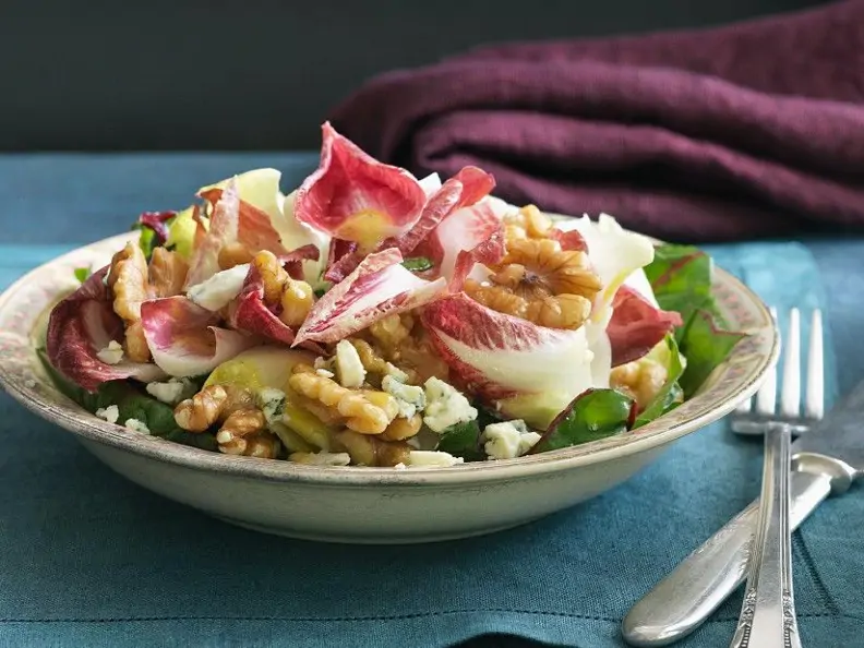 Radicchio-Nusssalat mit Käse