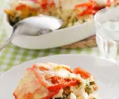 Kartoffelauflauf mit Lauch, Spinat und Tomaten (vegetarisch)