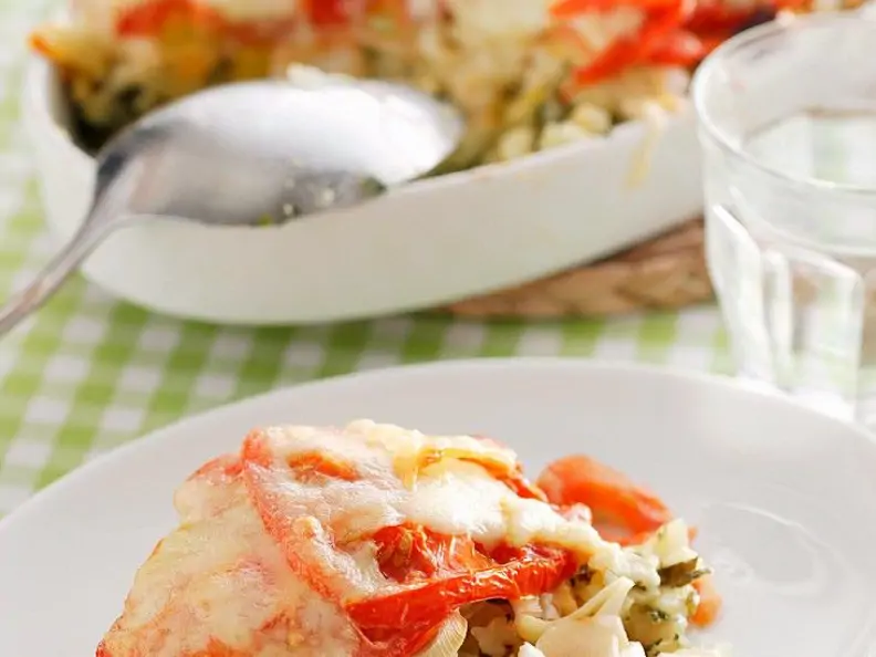 Kartoffelauflauf mit Lauch, Spinat und Tomaten (vegetarisch)