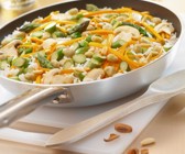 Reis mit grünem Spargel, Möhren, Pinienkernen und Erdnüssen