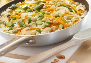 Reis mit grünem Spargel, Möhren, Pinienkernen und Erdnüssen