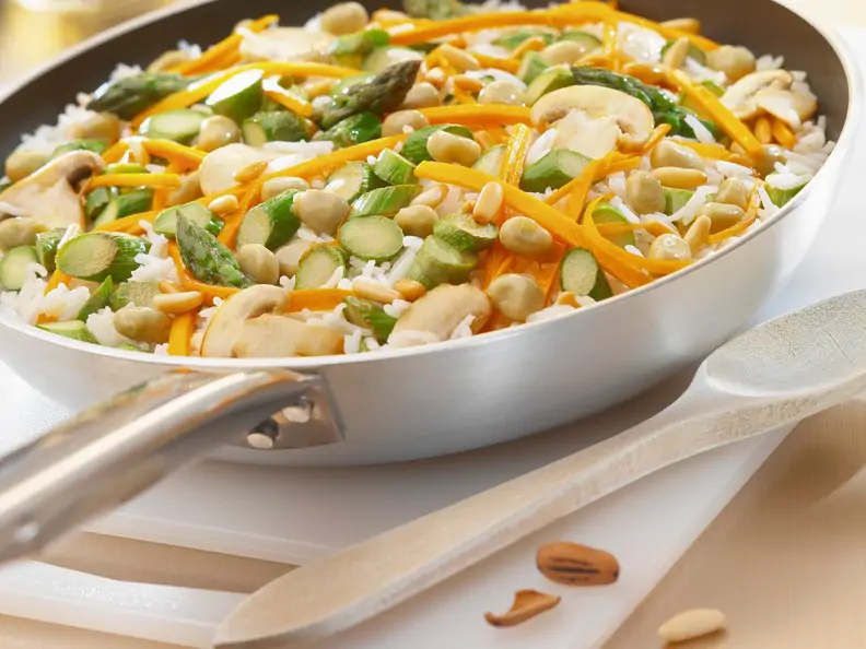 Reis mit grünem Spargel, Möhren, Pinienkernen und Erdnüssen