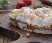 Brot mit Geflügelsalat-Aufstrich