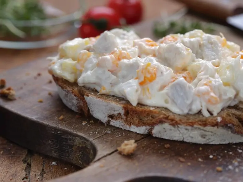 Brot mit Geflügelsalat-Aufstrich