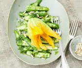 Zucchini-Carpaccio mit Minzdressing