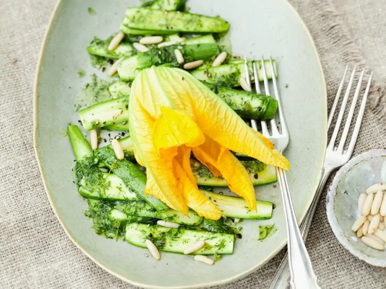 Zucchini-Carpaccio mit Minzdressing