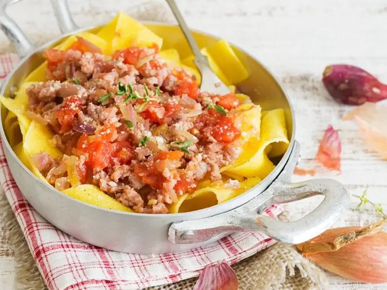 Bandnudeln mit Salsiccia-Soße