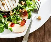 Feldsalat mit Weichkäse, Trauben und Nüssen
