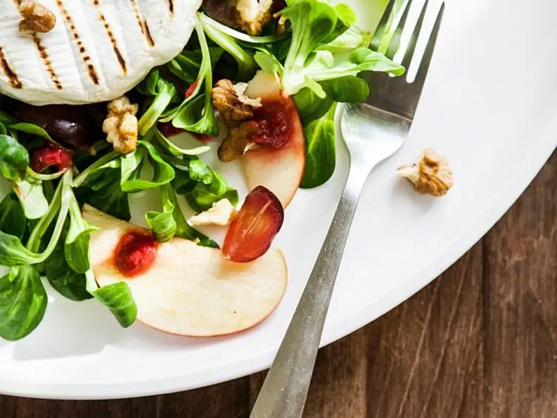Feldsalat mit Weichkäse, Trauben und Nüssen