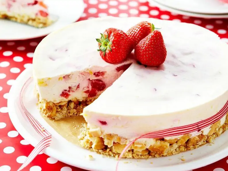 Frischkäsekuchen mit Erdbeeren