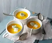 Gelbe Paprikasuppe mit Frischkäsenocken