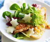 Lachsforelle mit Salat und Birne