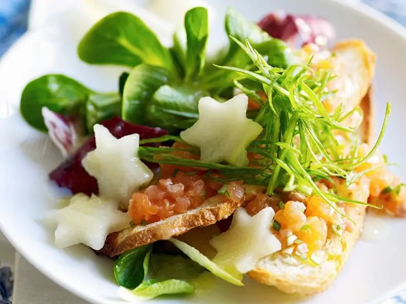 Lachsforelle mit Salat und Birne