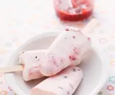 Joghurteis mit Beeren am Stiel