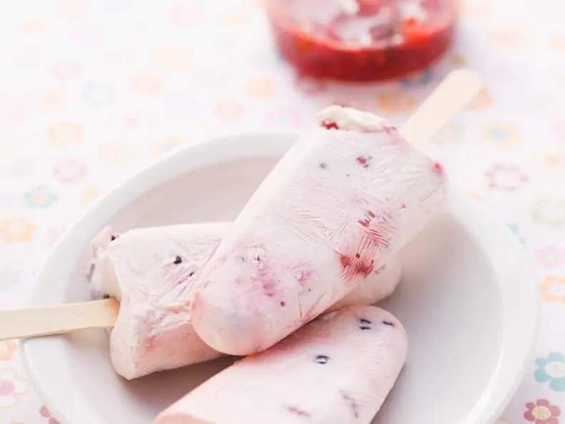 Joghurteis mit Beeren am Stiel