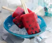 Wassermeloneneis mit Heidelbeeren