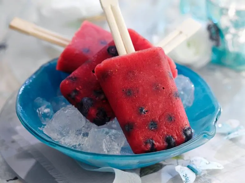 Wassermeloneneis mit Heidelbeeren