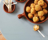 Reisbällchen mit Mozzarella gefüllt