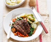 Gegrilltes Steak mit Spinat-Pilz-Gemüse