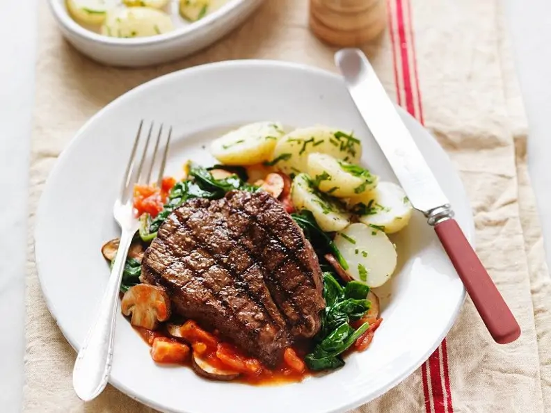 Gegrilltes Steak mit Spinat-Pilz-Gemüse