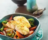 Gemüse mit überbackenem Lachs