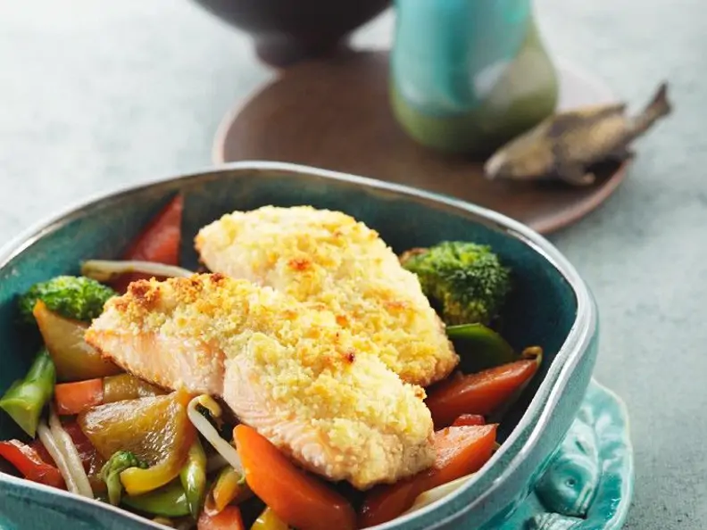 Gemüse mit überbackenem Lachs