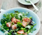 Blattsalat mit Bohnen und Lachs