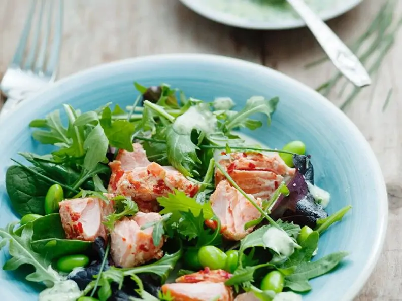 Blattsalat mit Bohnen und Lachs