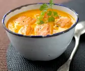 Cremige Möhrensuppe mit Lachs