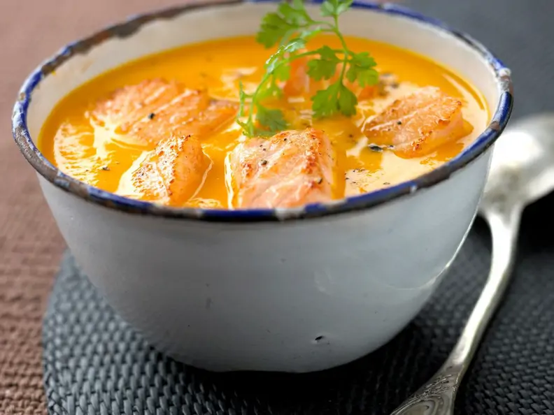 Cremige Möhrensuppe mit Lachs