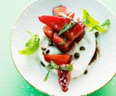 Mozzarella mit Erdbeeren und Basilikum