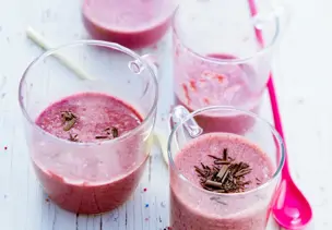Kirsch-Joghurt-Smoothie mit Schokoladenraspeln
