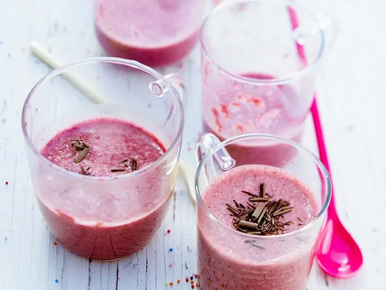 Kirsch-Joghurt-Smoothie mit Schokoladenraspeln