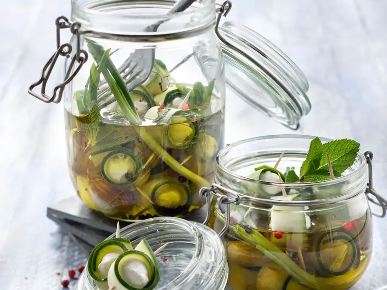 Mozzarella-Zucchini-Röllchen in Zwiebel-Minzöl