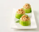 Gurkenschälchen mit Thunfisch gefüllt