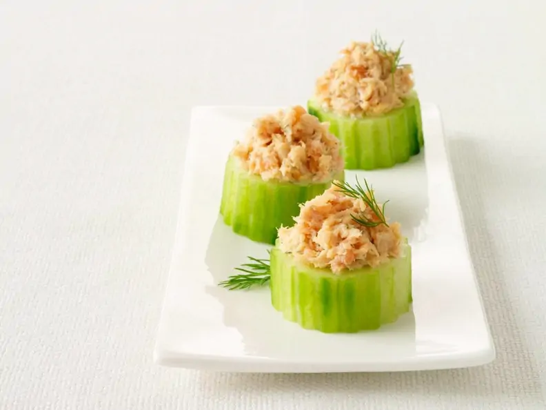 Gurkenschälchen mit Thunfisch gefüllt