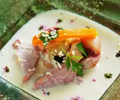 Meerrettichcremesuppe mit gepökeltem Eisbein