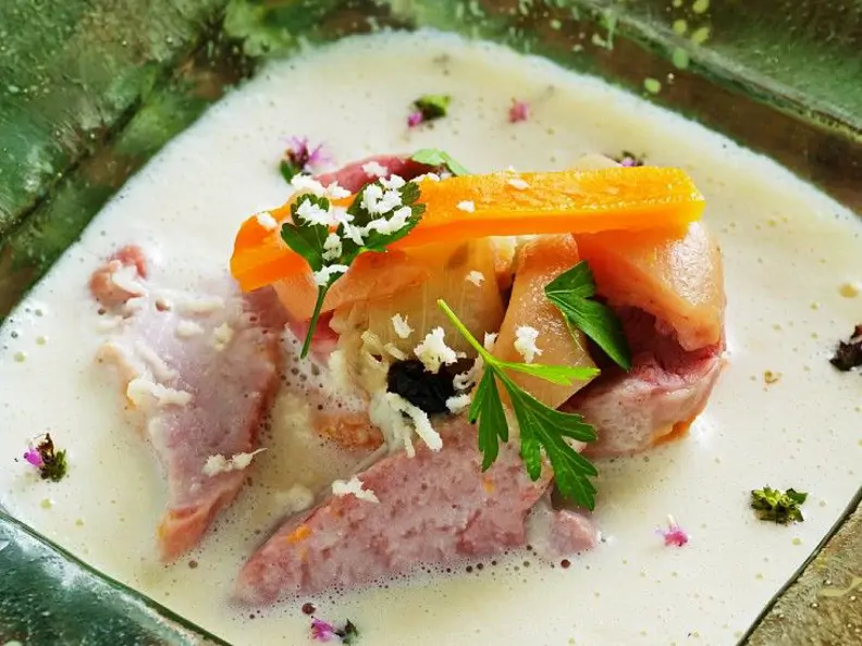 Meerrettichcremesuppe mit gepökeltem Eisbein
