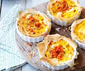 Kleine Kürbisquiches mit Strudelteig