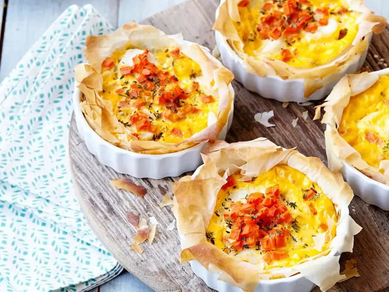 Kleine Kürbisquiches mit Strudelteig