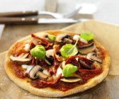 Champignon-Pizza mit getrockneten Tomaten