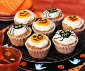 Cupcakes mit Halloween-Verzierung